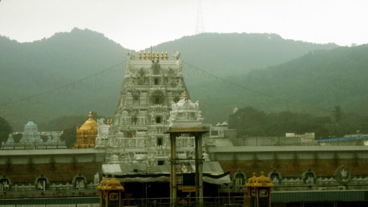 తిరుమల శ్రీవారి ఆలయ తెల్లని మహాద్వార గోపురం, ఎడమ వైపు బంగారు గుమ్మటం, వెనుక పచ్చని కొండలు, ఆవరణలో నడుస్తున్న భక్తులు (ఫైల్ ఫొటో)