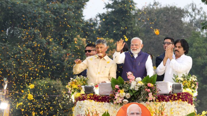 పూలతో అలంకరించిన వాహనంపై నుంచి చంద్రబాబు నాయుడు, నరేంద్ర మోదీ, పవన్ కల్యాణ్ జనానికి అభివాదం చేస్తుండగా చుట్టూ పూలవర్షం.