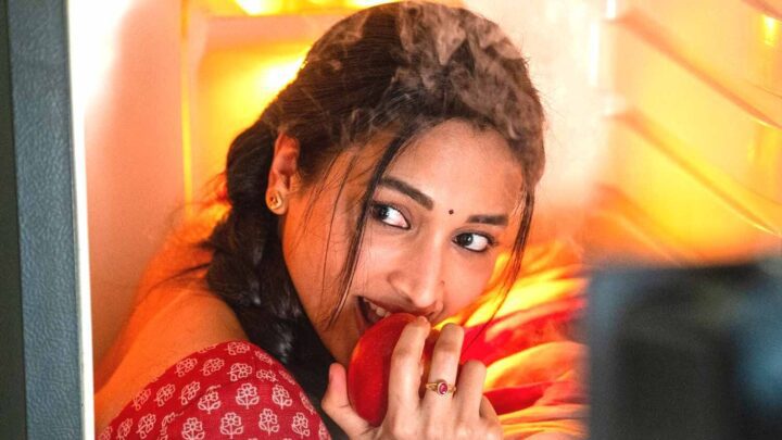 ‘ఆదర్శ కుటుంబం’ సినిమాలో స్వర్ణగా శ్రీనిధి శెట్టి