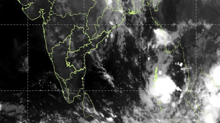 అండమాన్ సముద్రం, ఆంధ్రప్రదేశ్ తీరం మీద మేఘాలను చూపుతున్న ఉపగ్రహ చిత్రం