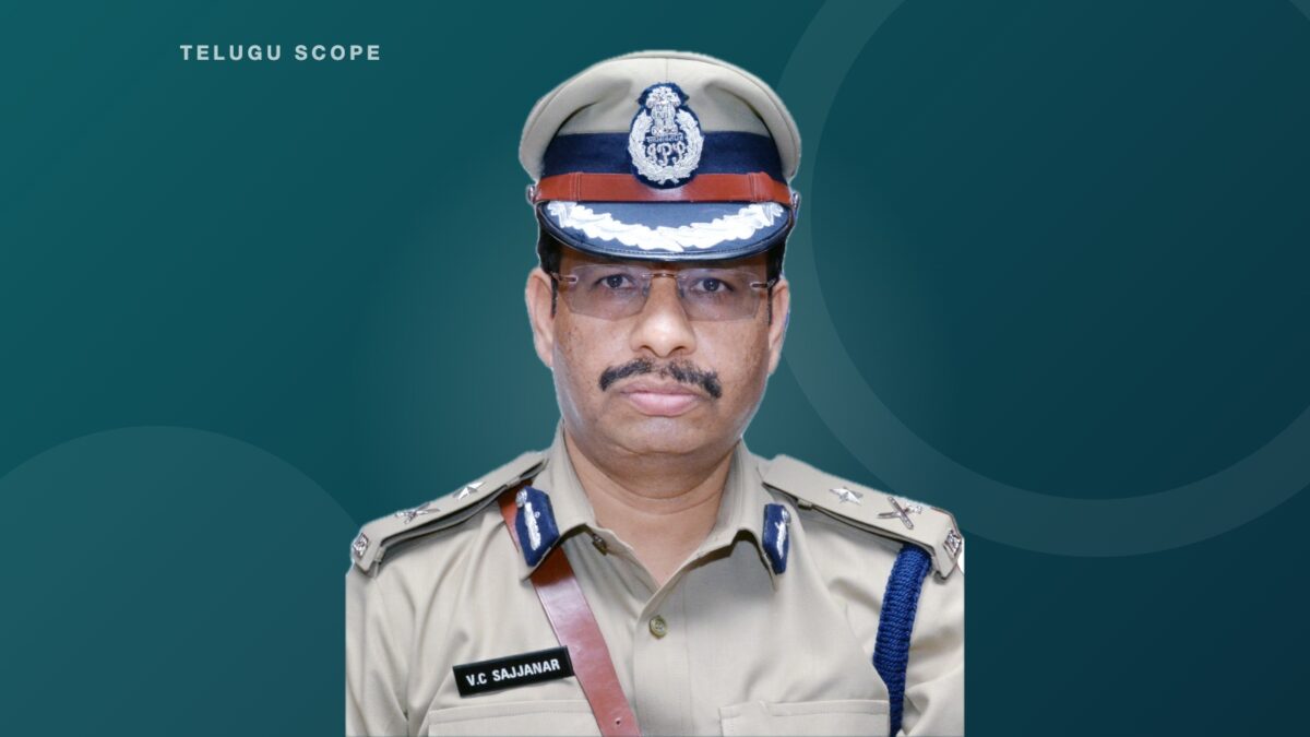 యూనిఫాంలో హైదరాబాద్ పోలీస్ కమిషనర్ వి.సి. సజ్జనార్