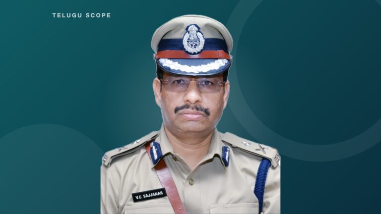 యూనిఫాంలో హైదరాబాద్ పోలీస్ కమిషనర్ వి.సి. సజ్జనార్