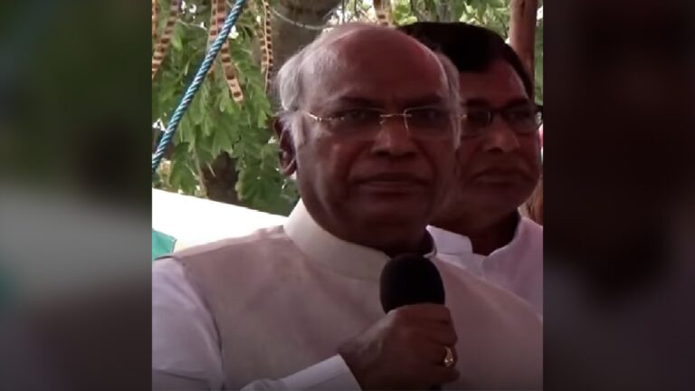 మైక్ ముందు మాట్లాడుతున్న మల్లికార్జున ఖర్గే