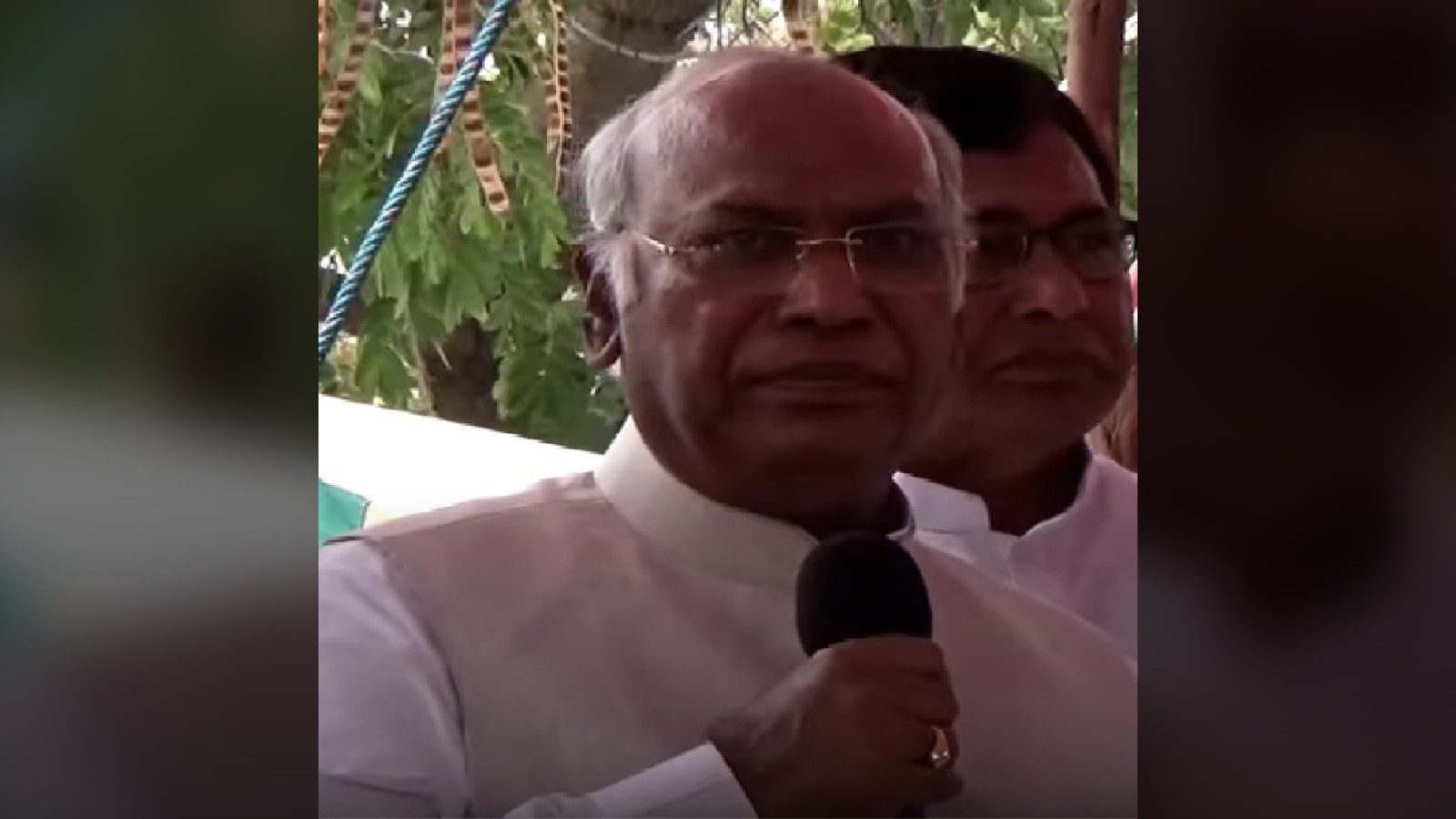 మైక్ ముందు మాట్లాడుతున్న మల్లికార్జున ఖర్గే