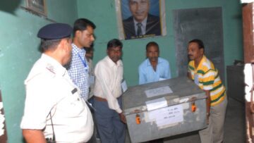 ఓట్ల లెక్కింపు కేంద్రంలో బ్యాలెట్ పెట్టె తరలిస్తున్న ఎన్నికల సిబ్బంది