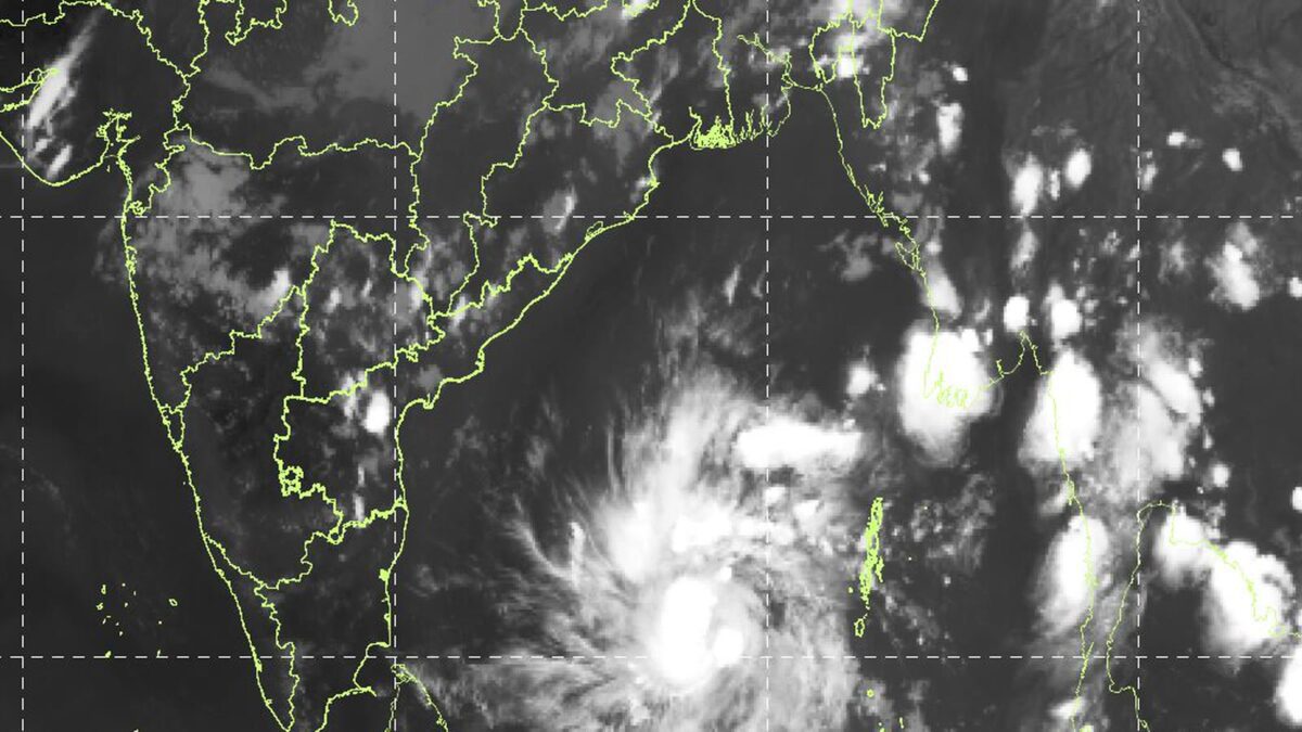 ఏపీ తీరానికి ఆగ్నేయంగా బంగాళాఖాతంలో సుడులు తిరుగుతున్న మేఘాల ఉపగ్రహ చిత్రం