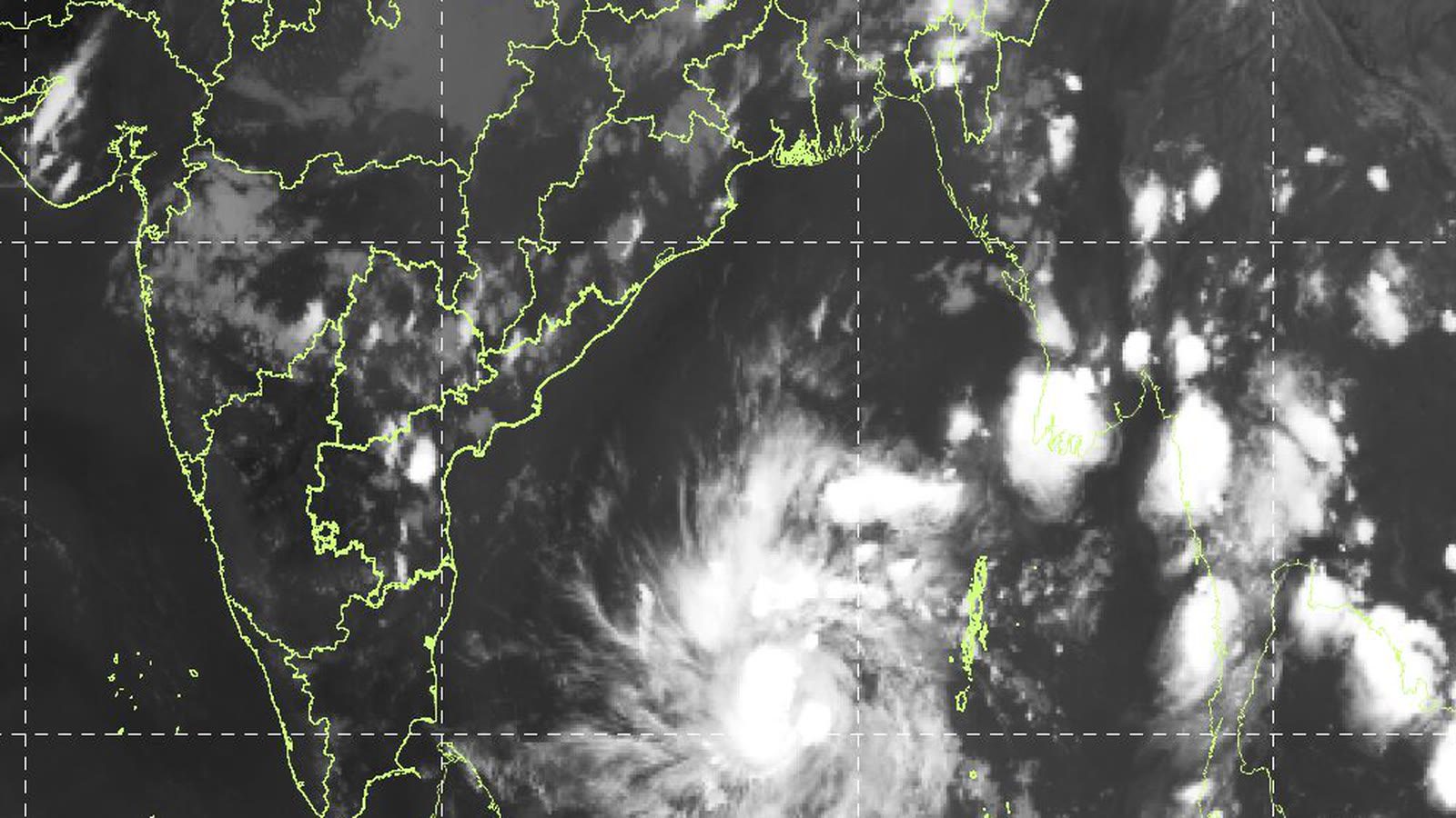 ఏపీ తీరానికి ఆగ్నేయంగా బంగాళాఖాతంలో సుడులు తిరుగుతున్న మేఘాల ఉపగ్రహ చిత్రం