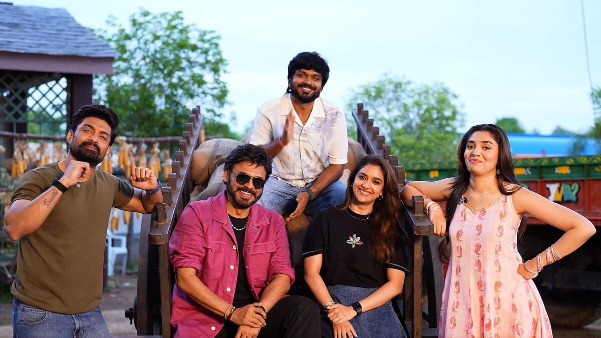 ఎడ్లబండి దగ్గర కళ్యాణ్ రామ్, వెంకటేశ్, దర్శకుడు అనిల్ రావిపూడి, కీర్తి సురేష్, కృతి శెట్టి