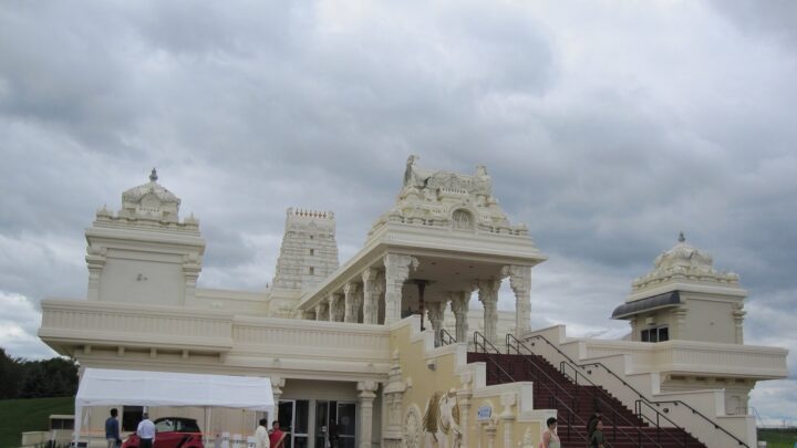 ఇల్లినాయిస్లోని అరోరాలో ఉన్న శ్రీ వేంకటేశ్వర స్వామి (బాలాజీ) ఆలయ భవనం, ముందు మెట్లు, కొద్దిమంది భక్తులు.