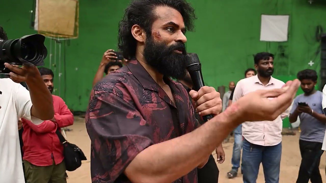 సంబరాల ఏటి గట్టు చిత్రీకరణ ముగింపు సందర్భంగా సెట్‌లో మైక్‌లో మాట్లాడుతున్న సాయి దుర్గ తేజ్, చుట్టూ యూనిట్ సభ్యులు.