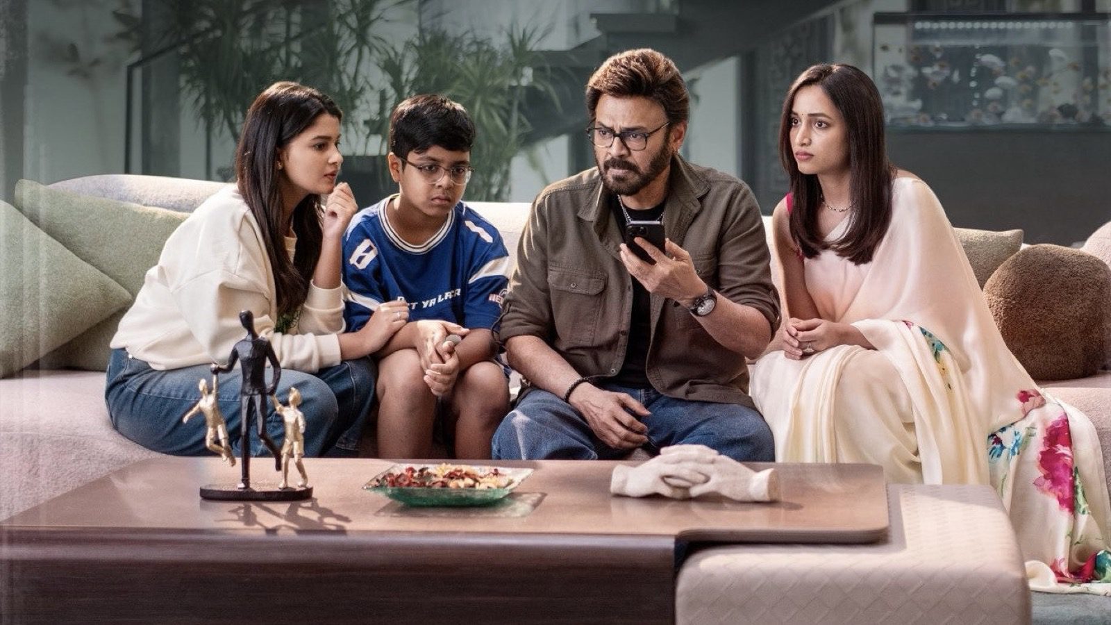 ‘ఆదర్శ కుటుంబం’ సినిమా దృశ్యంలో పిల్లలతో సోఫాలో వెంకటేశ్, శ్రీనిధి శెట్టి