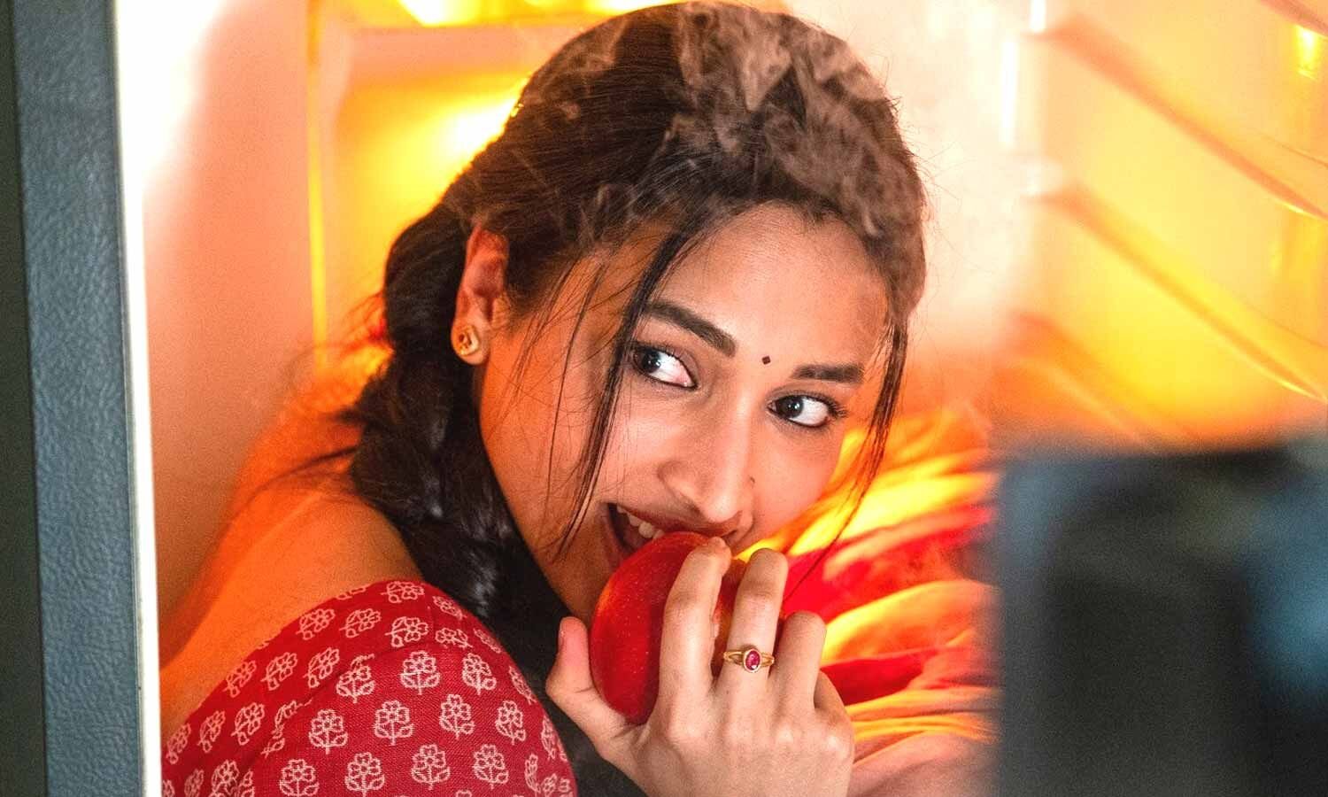 ‘ఆదర్శ కుటుంబం’ సినిమాలో స్వర్ణగా శ్రీనిధి శెట్టి